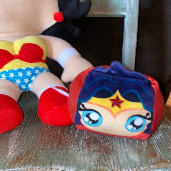 Wonder Woman Pop! Back Pack and cube plush - Picture 2 of 6